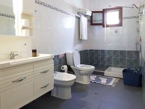 Baignoire, sèche-cheveux, bidet, serviettes fournies
