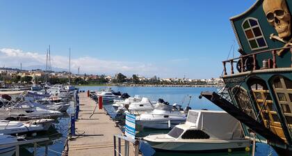 Upeat merinäköalat, uima-allas ja riippumatot kattoterassilla sekä lasten alue