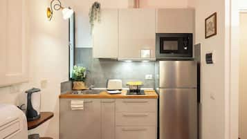 Frigorifero, microonde, piano cottura, macchina per tè/caffè