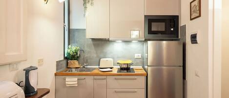 Refrigerador, microondas, placa de cocina, cafetera/tetera