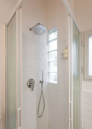 Shower, hair dryer, bidet, towels