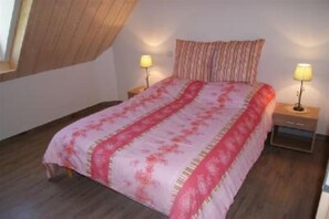 2 Schlafzimmer, Schreibtisch, Bügeleisen/Bügelbrett, Reisekinderbett