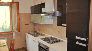 Fridge, microwave, oven, stovetop - A spacious apartment with covered car parking 100m from the beach (Grado)