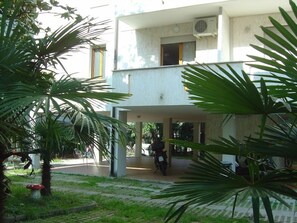 Exterior - A spacious apartment with covered car parking 100m from the beach (Grado)