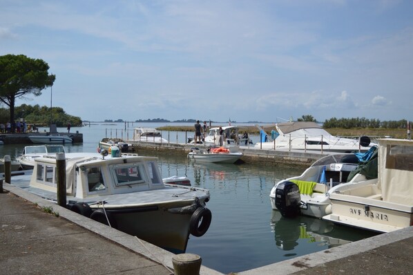 Marina - A spacious apartment with covered car parking 100m from the beach (Grado)