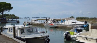 GerĂ€umiges Apartment mit ĂŒberdachtem Parkplatz, 100 m vom Strand entfernt