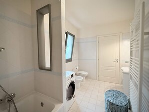 Combined shower/tub, hair dryer, bidet, towels