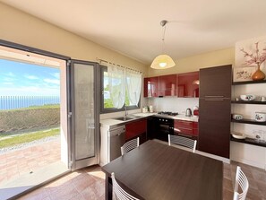 Fridge, microwave, oven, stovetop - Gardenia apartment near Bordighera with enchanting view of Montecarlo (camporosso, imperia)