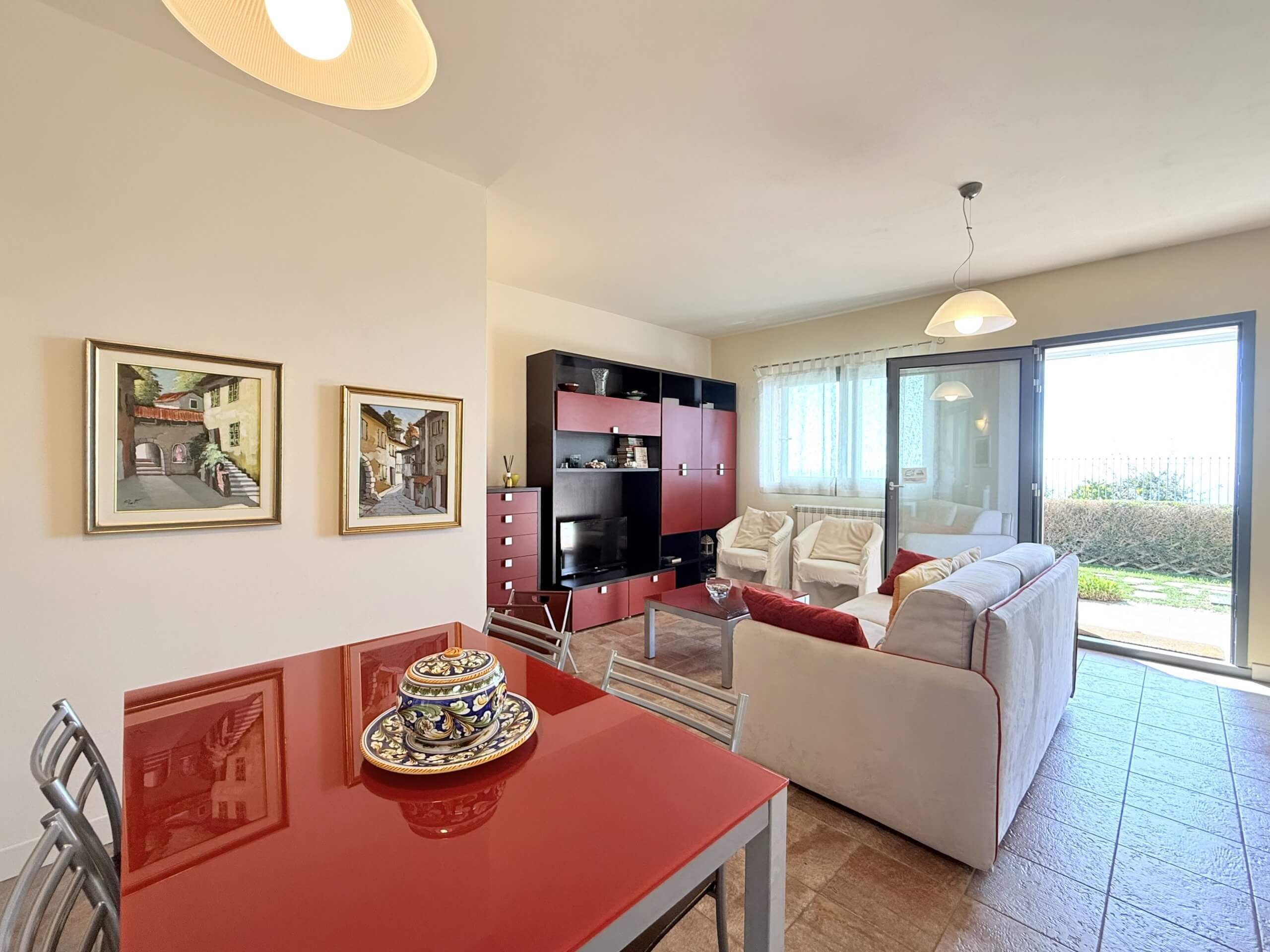 Een smart-tv en een stereo