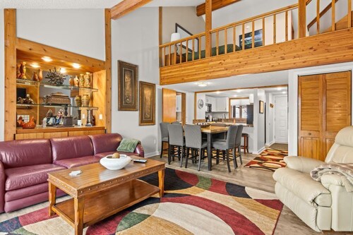   Alennetut hinnat 1. luokka - 3 makuuhuoneen / 4 kylpy huoneisto w LOFT @ Summit Village