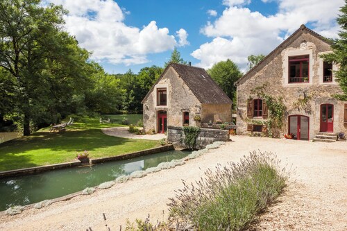 Water Mill | Private Lake | Fiber Wifi | Burgundy