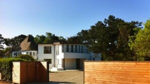 A modern two-story house with a gravel driveway and a wooden fence. - Peacefull villa, (beautiful tip of Penn Al Lann, sea 50m), Carantec, Britanny.  (Carantec)