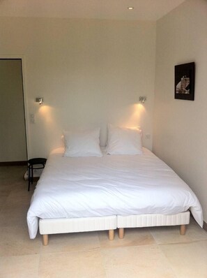 6 habitaciones, escritorio, tabla de planchar con plancha y wifi 