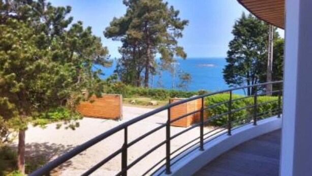 A curved balcony with a metal railing overlooking a beach and the sea. - Peacefull villa, (beautiful tip of Penn Al Lann, sea 50m), Carantec, Britanny.  (Carantec)