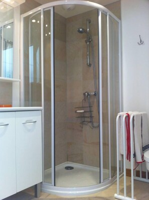 Bathtub, hair dryer, towels, soap - Peacefull villa, (beautiful tip of Penn Al Lann, sea 50m), Carantec, Britanny. (Carantec)