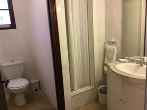 Een douche, handdoeken
