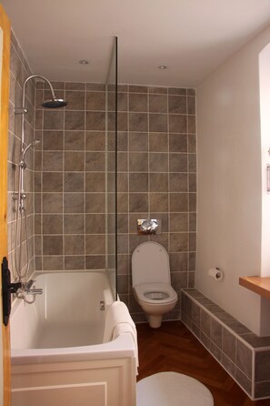 Combined shower/bathtub, towels - Sleeps 12 Farmhouse on the Beautiful  Šentviška planota (Ponikve)