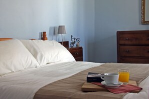 5 bedrooms, iron/ironing board, travel cot, WiFi - Sleeps 12 Farmhouse on the Beautiful  Šentviška planota (Ponikve)