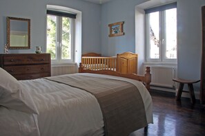5 quartos, ferros/tábuas de passar roupa, berço de viagem, Wi-Fi
