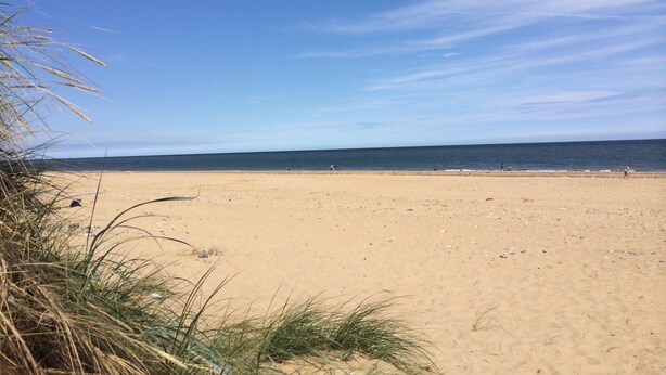 A beach with clear skies and calm water. - Recently refurbished barn, close to coast, pet friendly with a secure garden. (Lessingham)