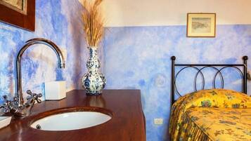 5 bedrooms, desk, iron/ironing board, free WiFi