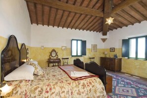 5 slaapkamers, een bureau, een strijkplank/strijkijzer, gratis wifi