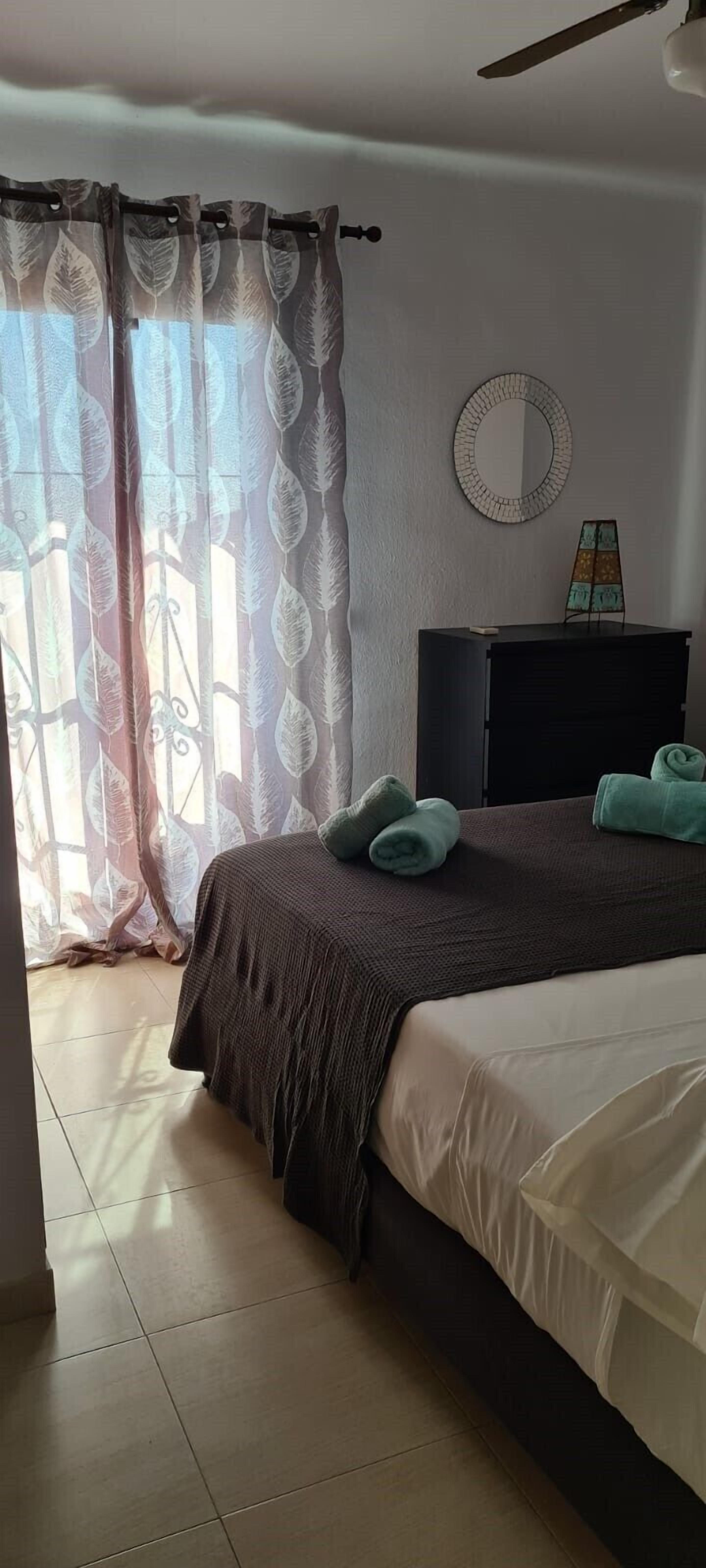 2 chambres, coffres-forts dans les chambres, fer et planche à repasser