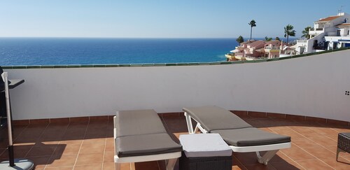Large terrace, stunning sea view, sunny conditions!  On top of Playa Burriana !