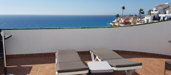 Large terrace, stunning sea view, sunny conditions!  On top of Playa Burriana !