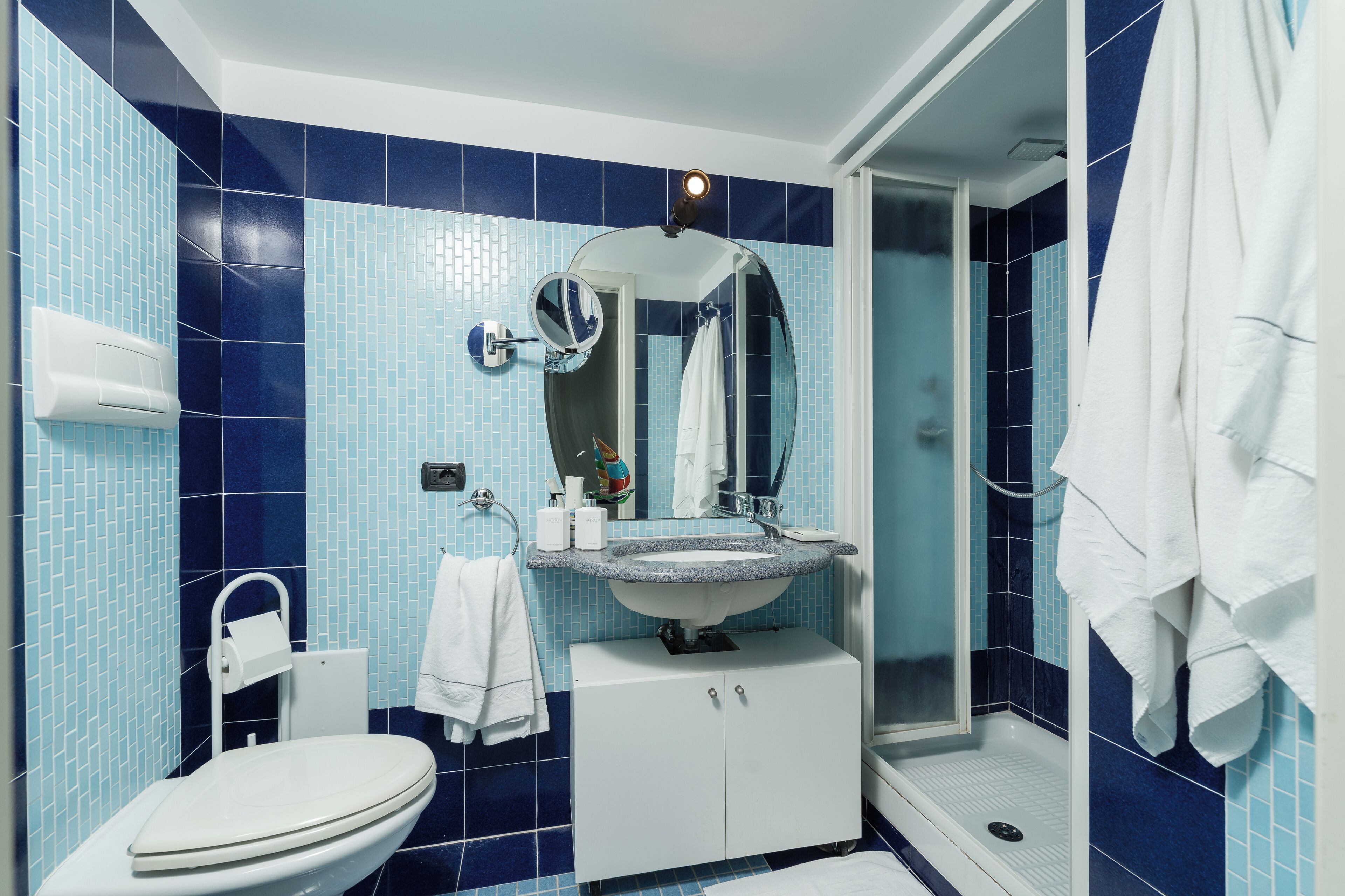 Douche, articles de toilette écologiques, sèche-cheveux, bidet