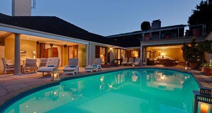 Upmarket Tuscan Villa sleeps 12 With Heated pool & Jacuzzi
