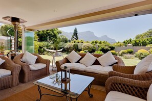 Flat-screen TV, fireplace, DVD player, books