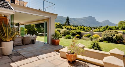 Upmarket Tuscan Villa sleeps 12 With Heated pool & Jacuzzi