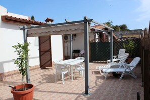 Outdoor dining - Capoterra: Apartment/ flat - Capoterra loc. frutti d'oro (Capoterra)