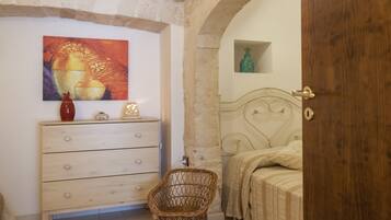 6 quartos, ferros/tábuas de passar roupa, berço de viagem