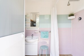Combined shower/bathtub, hair dryer, bidet, towels - Villa in Monopoli for 12 guests in six bedroom (Bari)