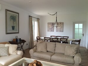 TV, DVD player, books - 3 bedrooms, 3 bathrooms, private heated pool, garden area and golf course views (San Roque)