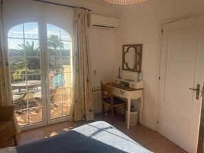 3 slaapkamers, een strijkplank/strijkijzer, wifi, beddengoed