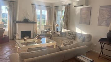 Una televisión, un reproductor de DVD, libros