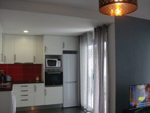 Frigorifero, microonde, forno, piano cottura