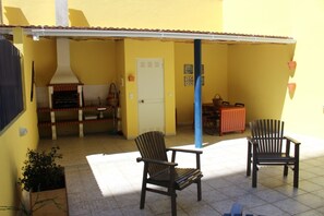 Outdoor dining - Typical, family apartment with terrace for up to 8 people. (Lisboa)