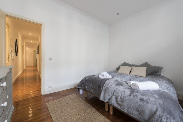 3 bedrooms, iron/ironing board, WiFi, bed sheets
