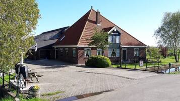 Welkom in onze typisch Noord-Hollandse stolpboerderij.