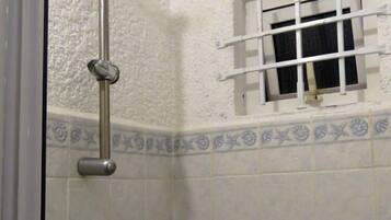 Douche, sèche-cheveux, serviettes fournies, savon