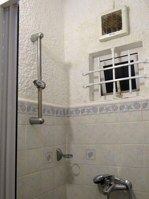 Ducha, secador de pelo, toallas, jabón