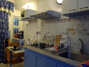 Réfrigérateur, micro-ondes, plaque de cuisson, cafetière/bouilloire