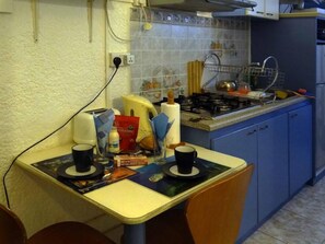 Kühlschrank, Mikrowelle, Herdplatte, Wasserkocher mit Kaffee-/Teezubehör