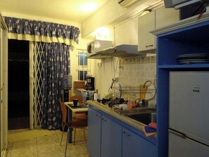 Fridge, microwave, stovetop, coffee/tea maker - Modern studio in a secure and quiet residence, 150 mts from the beach (Flic en Flac)