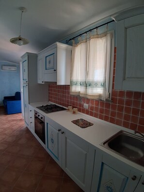Fridge, oven, stovetop, coffee/tea maker - The Lapwings 1 (Calasetta)