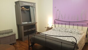 1 habitación, tabla de planchar con plancha, wifi y ropa de cama 